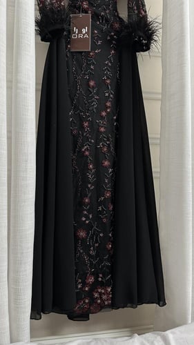 فستان اسود شك سهره وذيل جورجيت اكمام ريش