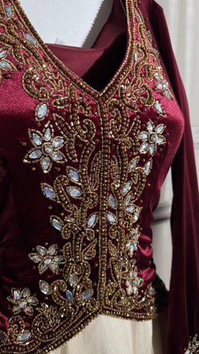 فستان صدريه مخمل وتطريز يدوي وباربي وتل تيواني
