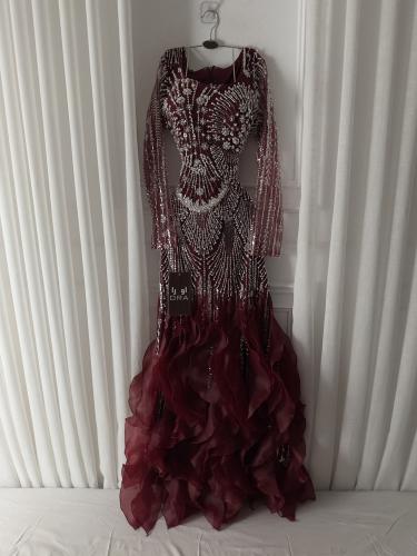 فستان عودي كلفه شك سهره تدخيله الفضي وكسرات جزار