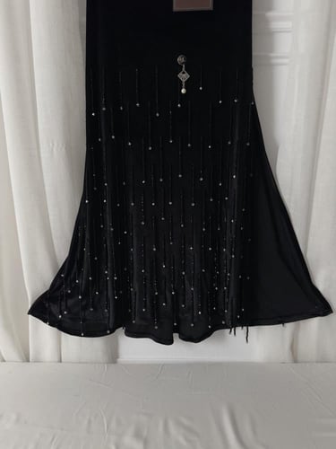 فستان مخمل كوري وتطريز يدوي لونين