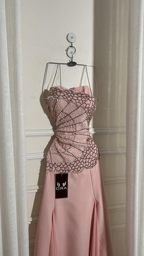 فستان لحمي باربي وتطريز يدوي راقي