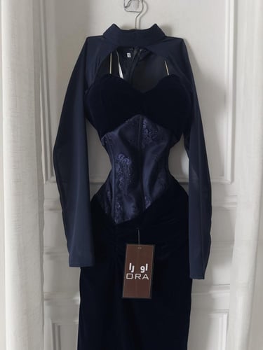 فستان كحلي مخمل جوخ وادنتيل واكمام جورجيت