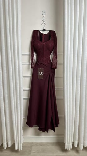 فستان عودي صدريه دانتيل فرنسي وباربي