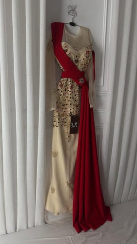 فستان بيج بطانه باربي وتل تيواني مطرز يدوي وذيل با...