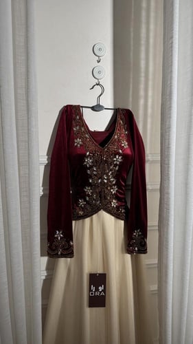 فستان صدريه مخمل وتطريز يدوي وباربي وتل تيواني