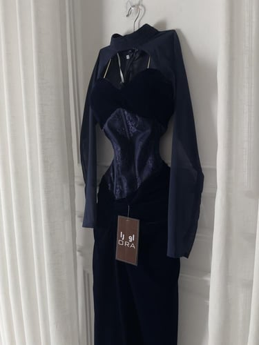 فستان كحلي مخمل جوخ وادنتيل واكمام جورجيت