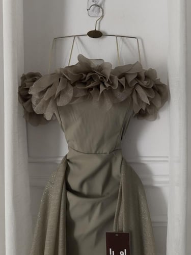 فستان ورود كتف وذيل