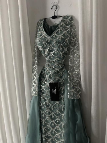 فستان تيفاني كلفه شك سهره وذيل جزار كسرات