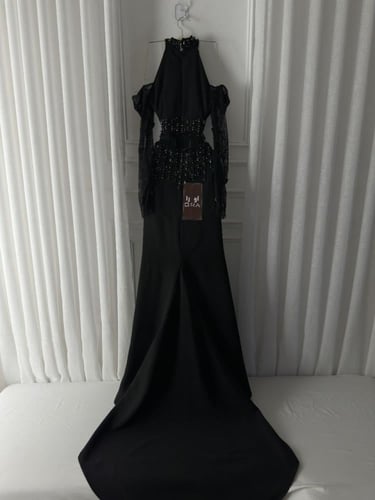 فستان اسود باربي وتطريز يدوي