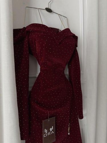 فستان برغندي جوخ مع الفصوص