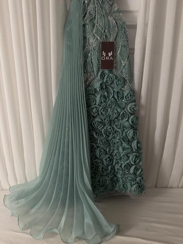 فستان تيفاني كلفه شك ورود وبوليسيه