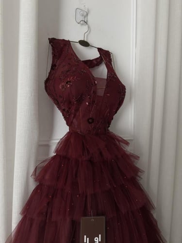 فستان عودي صدريه شك وتل تيواني طبقات