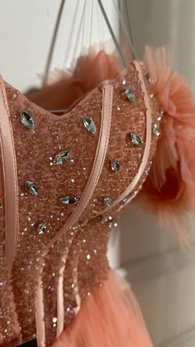 فستان اورنجي تل بوليسيه كسرات وتطريز يدوي