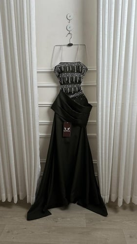 فستان زيتي باربي وتطريز فصوص ولولو