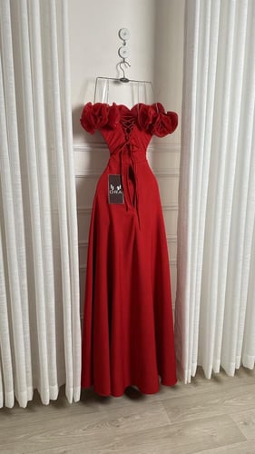 فستان احمر باربي ورود كتف وذيل