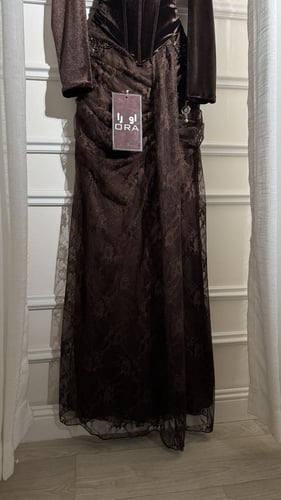 فستان موكا صدريه مخمل ودانتيل فرنسي