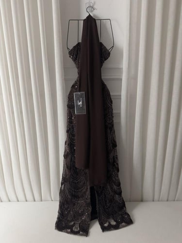 فستان موكا كلفه شك سهره قصاقص وشال جورجيت