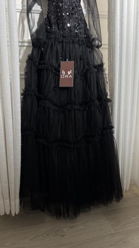 فستان اسود صدريه شك وتل تيواني كسرات