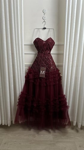 فستان عودي كلفه قصاص سهره وتل تيواني