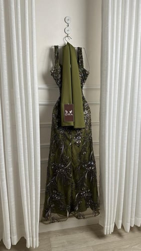 فستان زيتي كلفه شك سهره وشال باربي