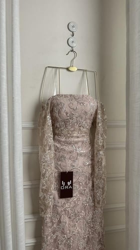 فستان لحمي كلفه شك دانتيل فرنسي