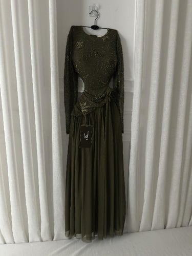 فستان زيتي صدريه شك مطرز وجورجيت