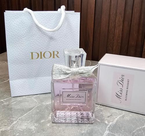 عطر مس ديور مع الكيس