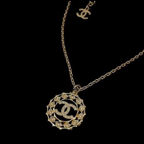 Pearl CC Round Pendant Necklace Gold