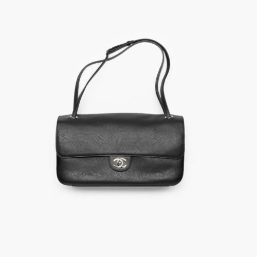chanel maxi flapbag