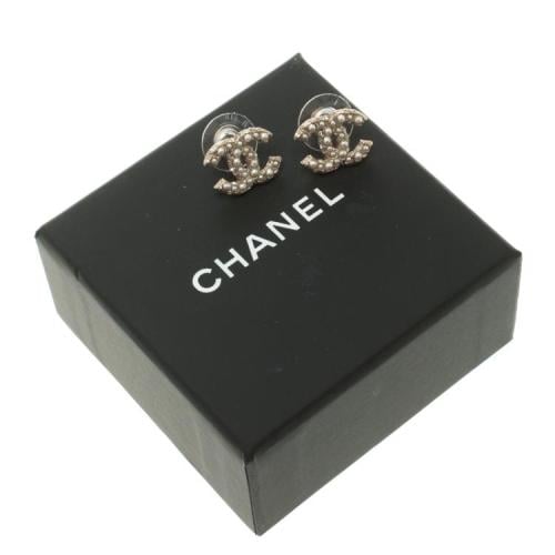 ChEar26 Chanel CC Faux Pearl Gold Tone Stud Earrin...
