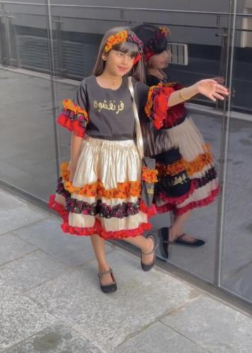 تنورة وبلوزة وشنطه