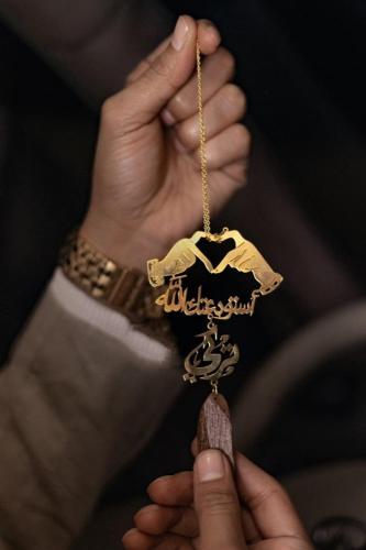 تعليقة كسرة العود بشكل قلب بيدين ترند