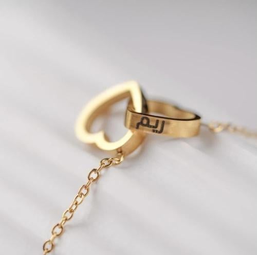 سلسال القلبين مع علبة ورد فاخرة