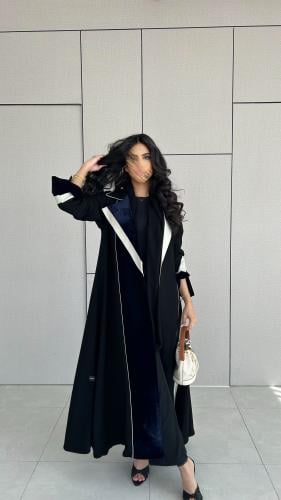 عباية كريب اسود مع بيج مع مخمل كحلي