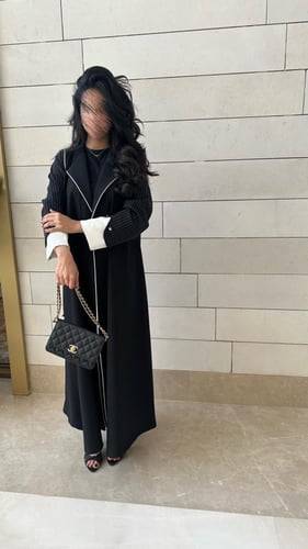 عبايه كريب اسود مع مقلم ابيض