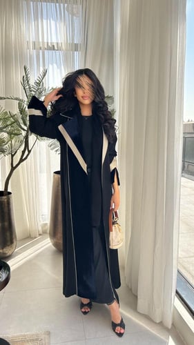 عباية كريب اسود مع بيج مع مخمل كحلي