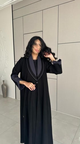 عباية كريب اسود مع رصاصي