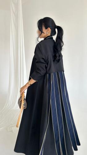 عبايه كريب اسود مع كريب كحلي