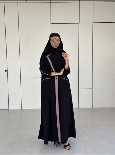 عباية كريب اسود مع وردي فاتح