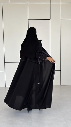 عباية كريب اسود مقلم رمادي