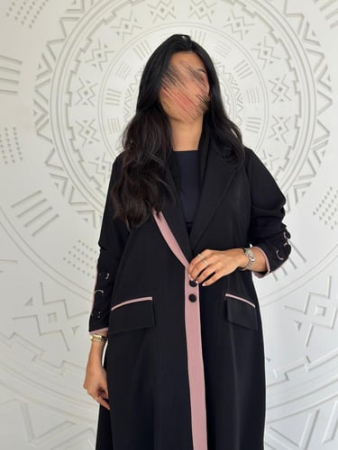 عباية كريب اسود مع وردي فاتح