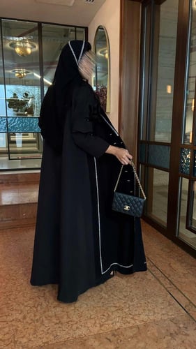 عباية كريب اسود مع تطريز