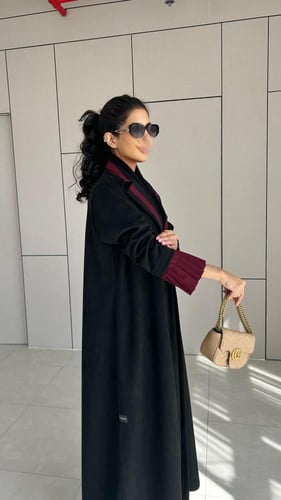 عباية شامواه اسود مع كريب عنابي