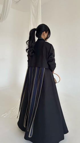 عبايه كريب اسود مع كريب كحلي