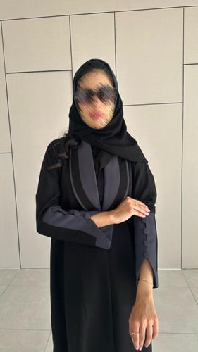 عباية كريب اسود مع رصاصي