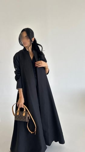 عبايه كريب اسود مع كريب كحلي