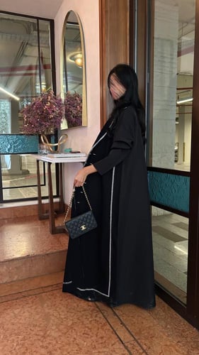 عباية كريب اسود مع تطريز