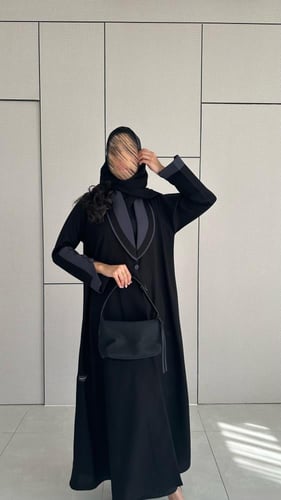 عباية كريب اسود مع رصاصي