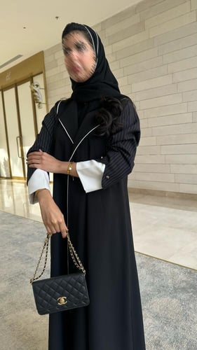 عبايه كريب اسود مع مقلم ابيض