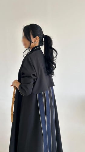 عبايه كريب اسود مع كريب كحلي